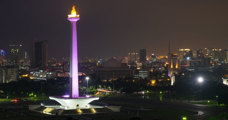 Ascendiendo el Monumento Nacional Monas de Yakarta en Indonesia