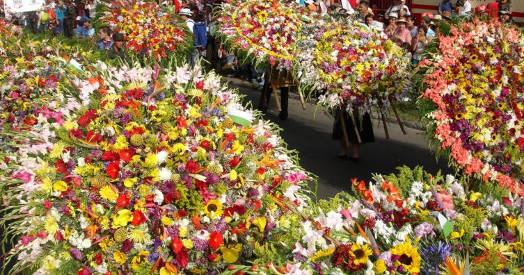 Silleteros en el Festival de las Flores de Medellín en Colombia